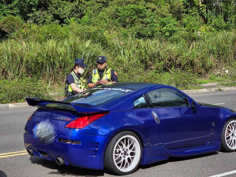 活动现场涌入许多名贵跑车,警方则到场进行交通疏导,并进行拦查,厘清车主有无违规。(记者吴升儒翻摄) 活动现场涌入许多名贵跑车,警方则到场进行交通疏导,并进行拦查,厘清车主有无违规。(记者吴升儒翻摄)