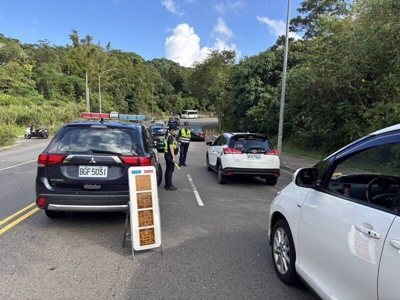 警方到场设下路检点,共取缔68辆违规车辆。(记者吴升儒翻摄) 警方到场设下路检点,共取缔68辆违规车辆。(记者吴升儒翻摄)