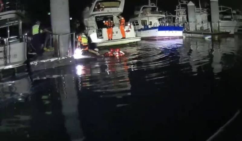搜救人员将跳入海中的男子救上岸。(民众提供) 搜救人员将跳入海中的男子救上岸。(民众提供)