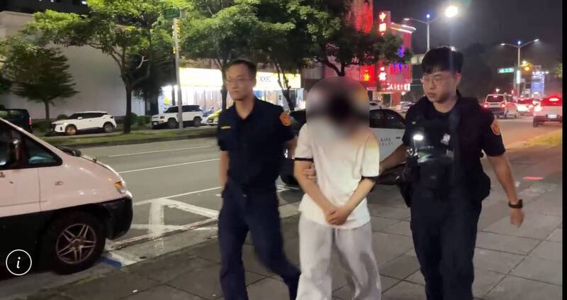 警方将印尼籍「嘉」男送办。(民众提供) 警方将印尼籍「嘉」男送办。(民众提供)