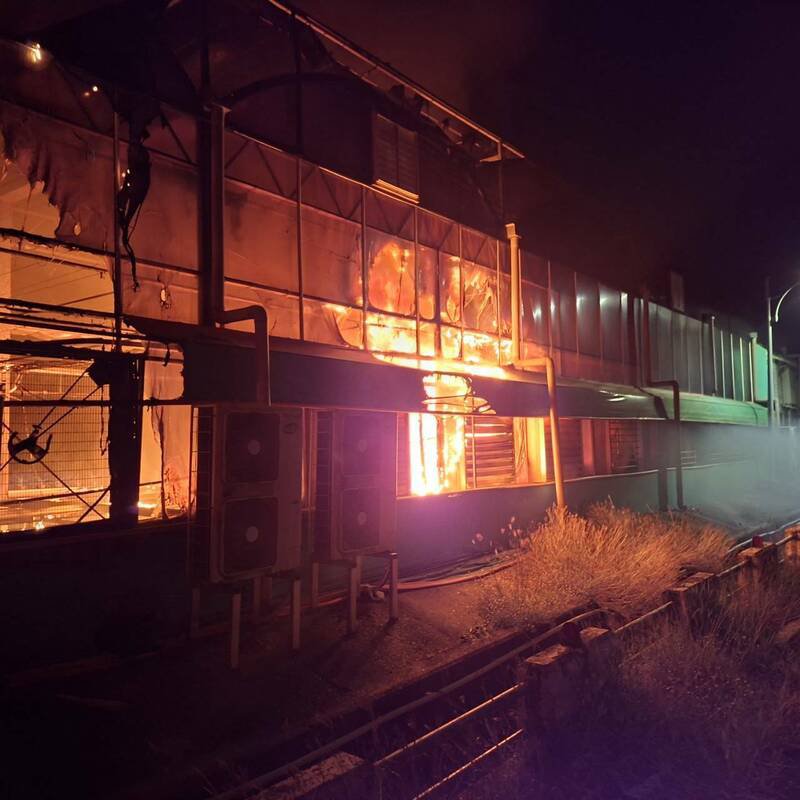 台湾兰花生物科技园区1处兰园今日凌晨传出温室火警,幸消防人员赶抵后3分钟迅速控制火势,起火原因仍待调查。(图由民众提供) 台湾兰花生物科技园区1处兰园今日凌晨传出温室火警,幸消防人员赶抵后3分钟迅速控制火势,起火原因仍待调查。(图由民众提供)