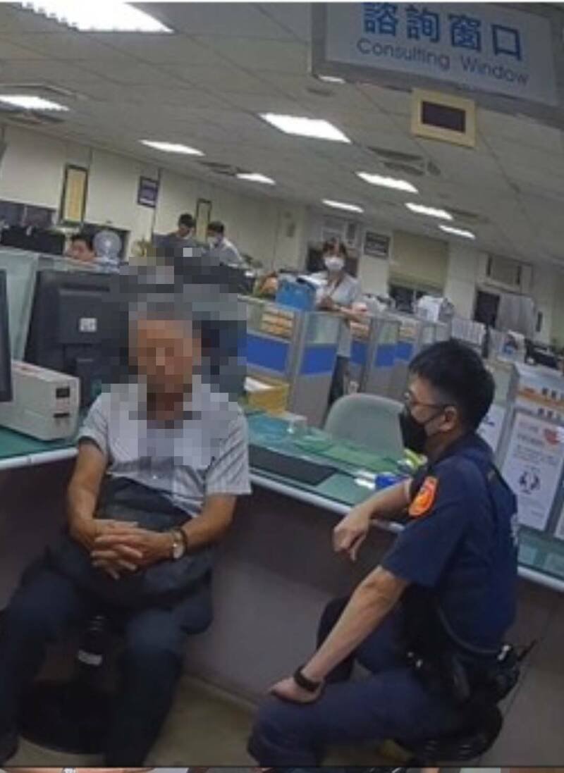 倪姓老翁地政所设定抵押,员警获报赶到阻拦。(图由民众提供) 倪姓老翁地政所设定抵押,员警获报赶到阻拦。(图由民众提供)
