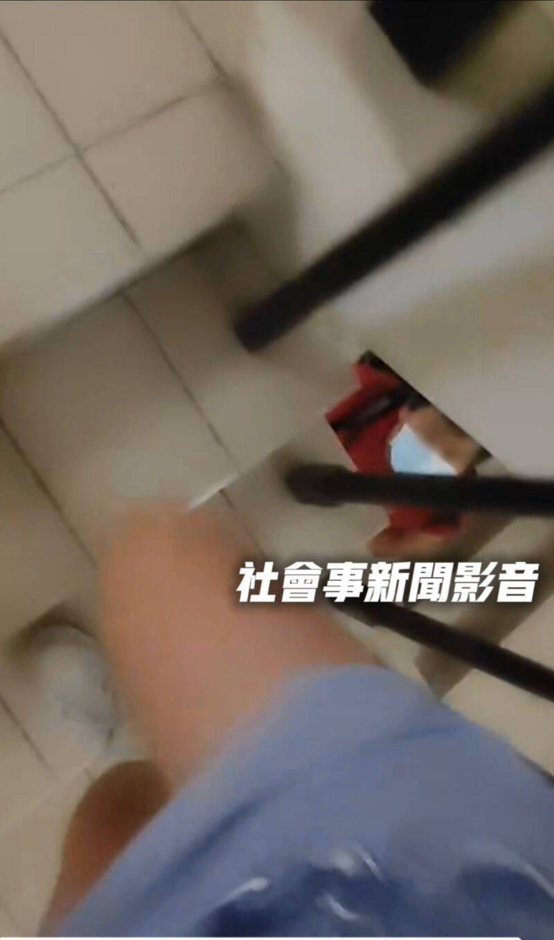 高雄补教大楼短裙女疑遭怪男尾随偷瞄裙底,警方主动展开调查。(图撷取自社会事新闻影音) 高雄补教大楼短裙女疑遭怪男尾随偷瞄裙底,警方主动展开调查。(图撷取自社会事新闻影音)