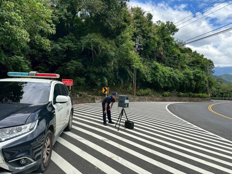 警方在台24线进行测速照相(里港警分局提供) 警方在台24线进行测速照相(里港警分局提供)