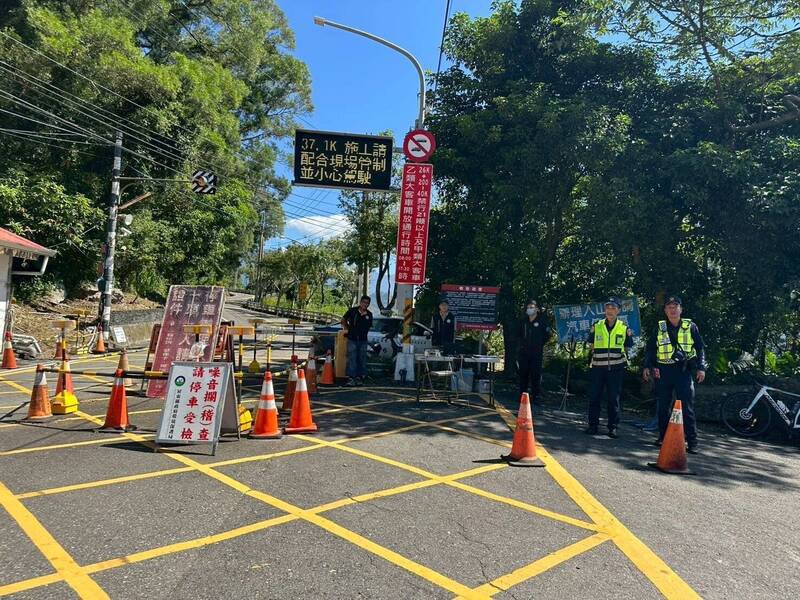 警方在检察哨稽查违规车辆(里港警分局提供) 警方在检察哨稽查违规车辆(里港警分局提供)