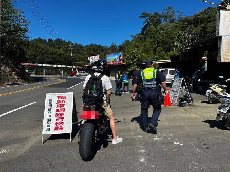 刚考取大型重机驾照的陈姓骑士，趁著好天气骑著重机上山出游，却因排气管噪音超标，被开罚3600元。（记者郑淑婷翻摄）
