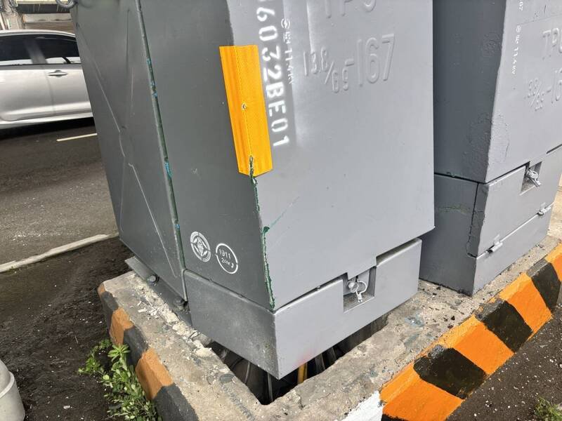 变电箱遭撞毁损。(记者陆运锋翻摄) 变电箱遭撞毁损。(记者陆运锋翻摄)
