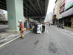 送货员酒后驾厢型车肇事 擦撞分隔岛再撞变电箱翻覆