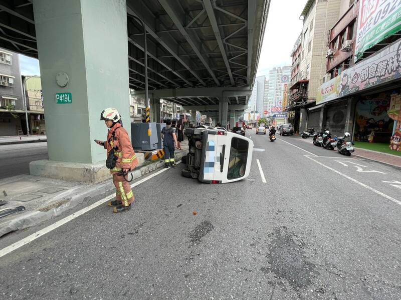 消防人员获报赶抵时,吴男已自行爬出车外仅受轻伤。(记者陆运锋翻摄) 消防人员获报赶抵时,吴男已自行爬出车外仅受轻伤。(记者陆运锋翻摄)