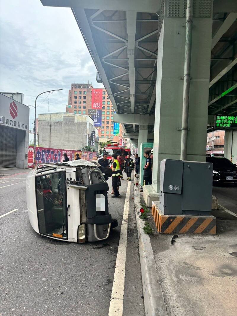 吴男酒后驾驶厢型车送货时,擦撞分隔岛后再撞上变电箱翻覆。(记者陆运锋翻摄) 吴男酒后驾驶厢型车送货时,擦撞分隔岛后再撞上变电箱翻覆。(记者陆运锋翻摄)