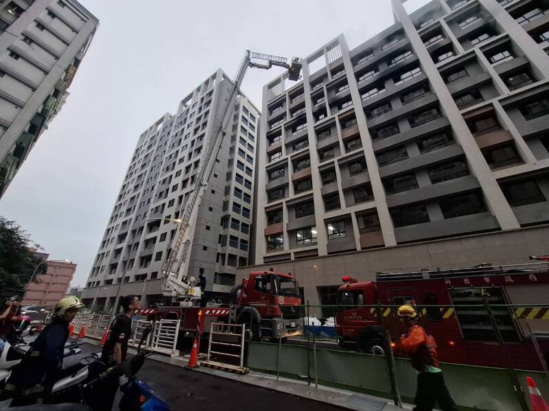 林口outlet附近社区传出坠楼,还有巨大声响,消防出动云梯车、警方赶抵现场。示意图,照片与本事件无关。(资料照) 林口outlet附近社区传出坠楼,还有巨大声响,消防出动云梯车、警方赶抵现场。示意图,照片与本事件无关。(资料照)