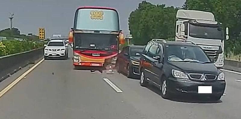国道一号彰化路段传出游览车连撞前方自小客车2次的意外。(图撷取自记者爆料网) 国道一号彰化路段传出游览车连撞前方自小客车2次的意外。(图撷取自记者爆料网)