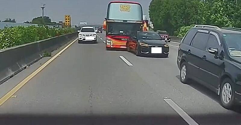 国道一号彰化路段传出游览车连撞前方自小客车2次的意外。(图撷取自记者爆料网) 国道一号彰化路段传出游览车连撞前方自小客车2次的意外。(图撷取自记者爆料网)