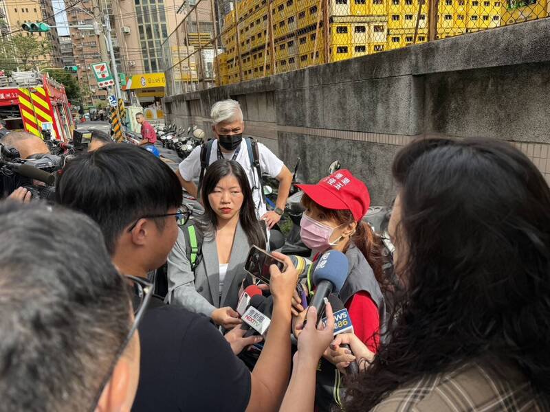 新北市芦洲一处公寓今天下午惊传火灾,幸无人受伤,一名二楼住户获救,惊呼是我纵火,当地里长赶往关切里民。(记者吴仁捷翻摄) 新北市芦洲一处公寓今天下午惊传火灾,幸无人受伤,一名二楼住户获救,惊呼是我纵火,当地里长赶往关切里民。(记者吴仁捷翻摄)