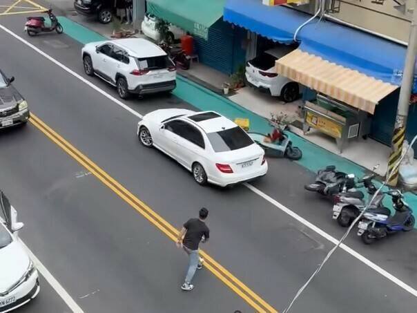 南投埔里镇出现女子吃安眠药开著宾士车上路,却沿路冲撞多辆汽机车。(民众提供) 南投埔里镇出现女子吃安眠药开著宾士车上路,却沿路冲撞多辆汽机车。(民众提供)