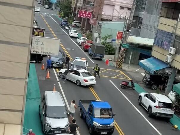 南投埔里镇有宾士女吃安眠药上路冲撞车辆,警方获报赶往拦截。(民众提供) 南投埔里镇有宾士女吃安眠药上路冲撞车辆,警方获报赶往拦截。(民众提供)