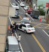 宾士「碰碰车」画面曝  女吃安眠药沿路冲撞14辆汽机车