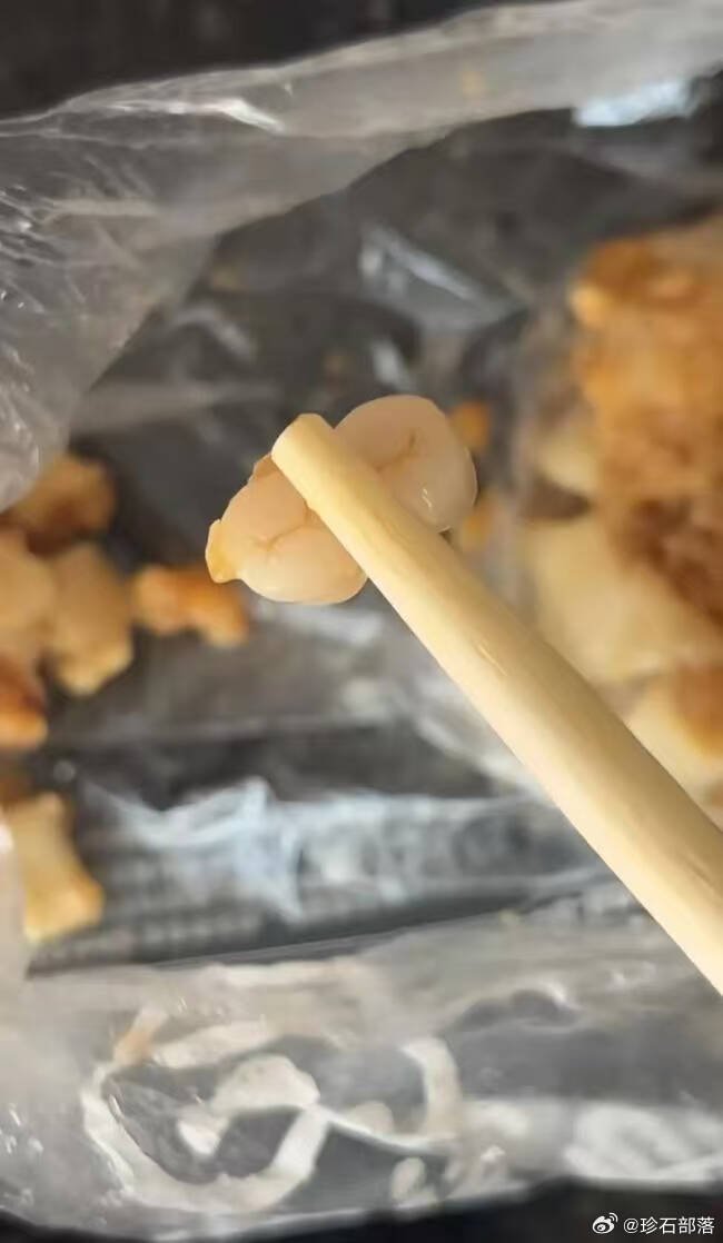 广东也有民众在吃烧卖时咬到2颗相连的牙齿。(撷取自微博) 广东也有民众在吃烧卖时咬到2颗相连的牙齿。(撷取自微博)
