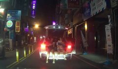 罗东街头惊见休旅车违规载人坐车尾抱童自拍 最高罚5万4千元