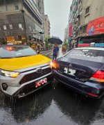 新北中和警巡逻路口回转倒车  撞击后方计程车受损