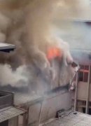 罗东夜市旁铁皮屋起火 浓烟密布无人受困
