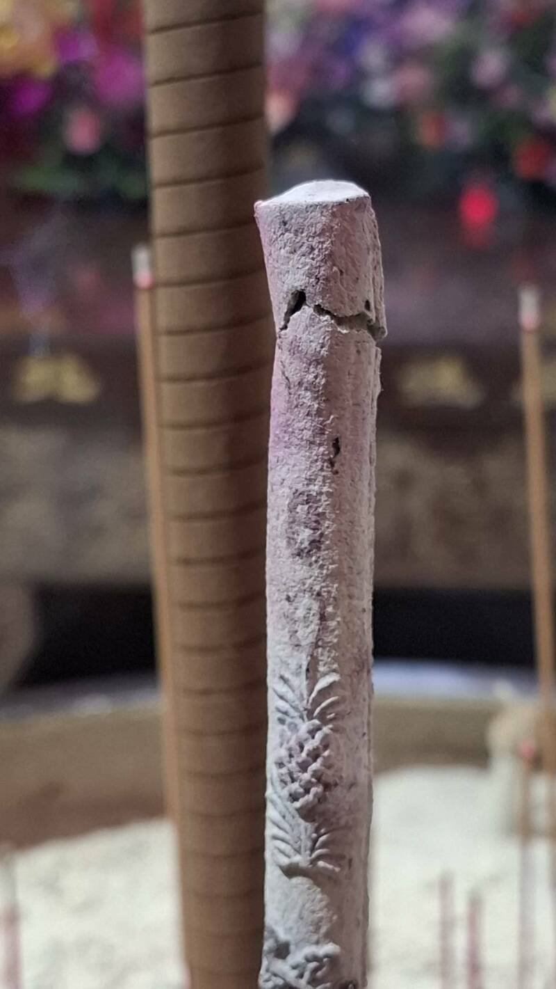 凤邑北门万姓公妈生日香灰浮现数字,令人啧啧称奇。(谢秀霞提供) 凤邑北门万姓公妈生日香灰浮现数字,令人啧啧称奇。(谢秀霞提供)