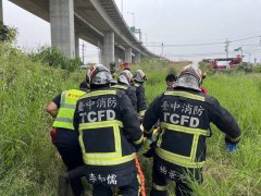 泰女疑感情因素骑微电车上国4跳桥急救 加护病房观察