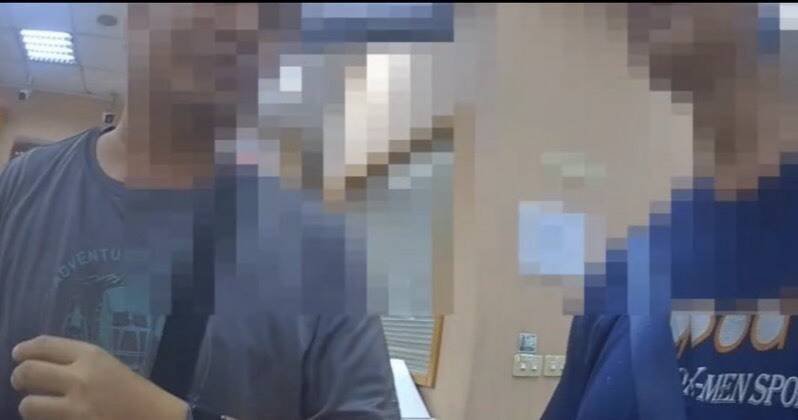 经员警劝说,男子(右)决定放弃提领巨额现金。(警方提供) 经员警劝说,男子(右)决定放弃提领巨额现金。(警方提供)
