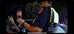 刺青男拒扣车推挤辱警 控警执法过当被打脸