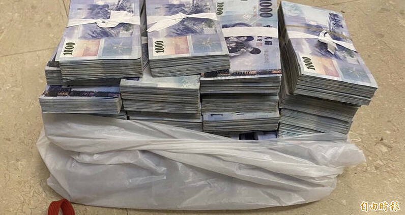 游男向邓男诈取820万元,已触犯对同一人或同案诈骗逾500万元的「特殊加重诈欺取财罪」,可处3年至10年徒刑。图非当事照。(资料照) 游男向邓男诈取820万元,已触犯对同一人或同案诈骗逾500万元的「特殊加重诈欺取财罪」,可处3年至10年徒刑。图非当事照。(资料照)