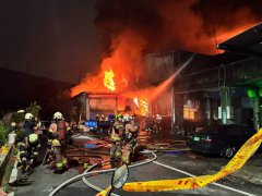 新庄铁皮仓库火警烈焰冲天 消防出动55车124人升云梯灌救