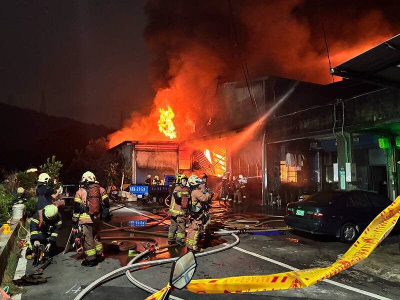 新北市新庄区寿山路今晚传出工厂火警,消防出动上百人灌救。(警方提供) 新北市新庄区寿山路今晚传出工厂火警,消防出动上百人灌救。(警方提供)