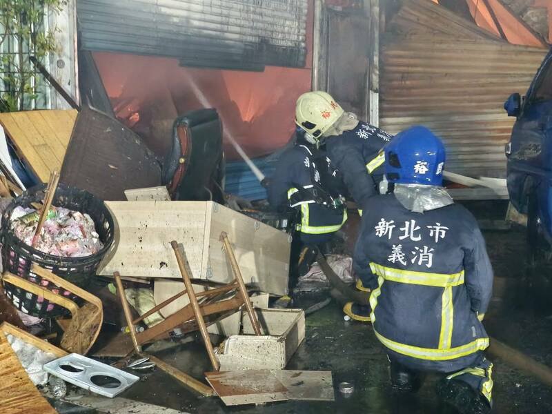 消防破门寻找火点,从外部射水、阻隔延烧。(警方提供) 消防破门寻找火点,从外部射水、阻隔延烧。(警方提供)