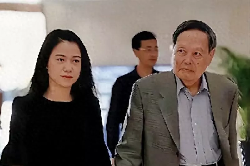 翁帆：没孩子也没遗产，照顾杨振宁21年，冷冻9颗卵子