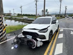 冬山农路机车骑士遭撞飞稻田 网：路口不停「驾照鸡腿换的」