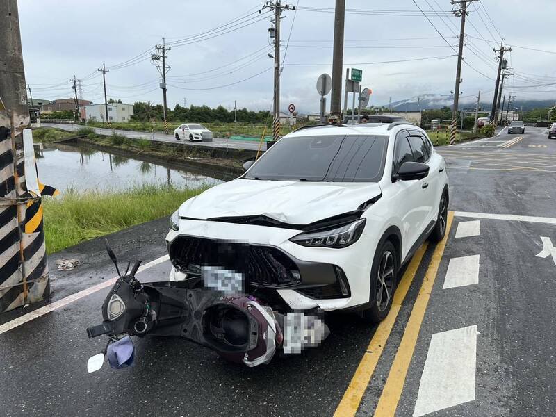 宜兰冬山乡富英路与珍珠一路口,今天下午发生轿车、机车相撞,造成骑士受伤送医。(警方提供) 宜兰冬山乡富英路与珍珠一路口,今天下午发生轿车、机车相撞,造成骑士受伤送医。(警方提供)