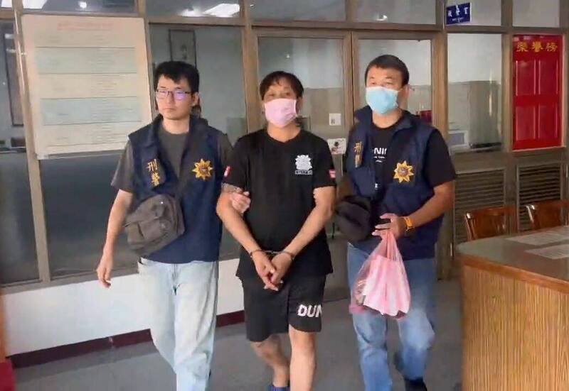 金门县警局金湖分局派员将张嫌(中)移送地检署。(金湖分局提供) 金门县警局金湖分局派员将张嫌(中)移送地检署。(金湖分局提供)