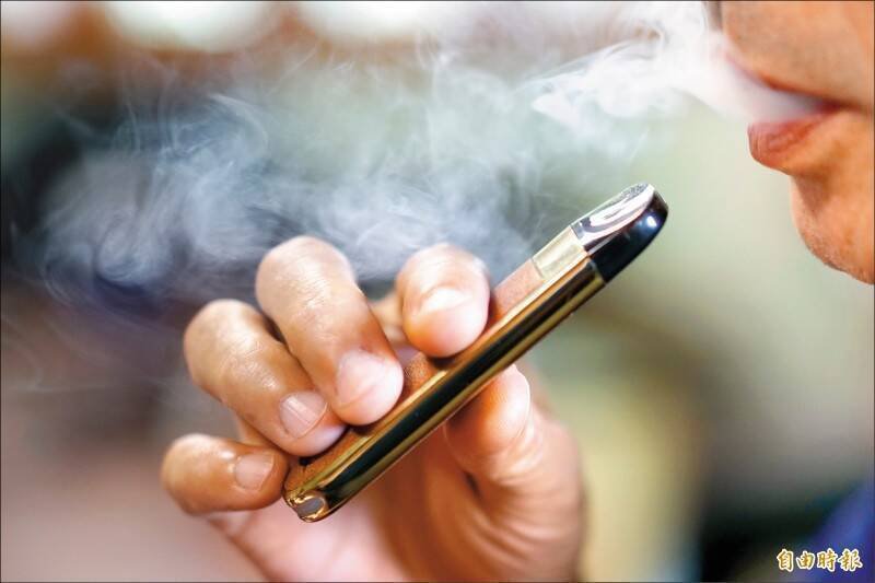 现今常见将依托咪酯混和化学原料,加热制成电子烟油,以电子烟方式施用;示意图。(资料照) 现今常见将依托咪酯混和化学原料,加热制成电子烟油,以电子烟方式施用;示意图。(资料照)
