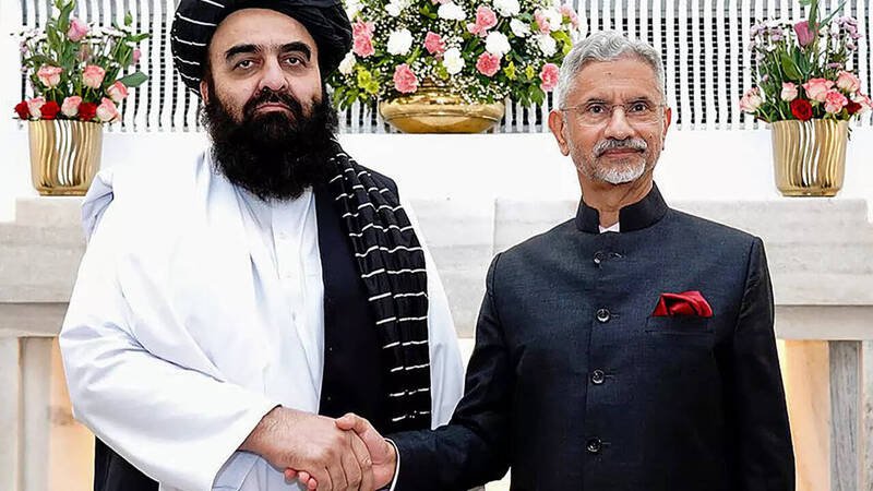 阿富汗塔利班外交部长穆塔基(Amir Khan Muttaqi,左),与印度外交部长苏杰生(Subrahmanyam Jaishankar)会晤。穆塔基是自塔利班重新掌权以来,访问印度的最高层级官员,此举象征印度与阿富汗关系升温,却引发巴基斯坦的愤怒。(法新社) 阿富汗塔利班外交部长穆塔基(Amir Khan Muttaqi,左),与印度外交部长苏杰生(Subrahmanyam Jaishankar)会晤。穆塔基是自塔利班重新掌权以来,访问印度的最高层级官员,此举象征印度与阿富汗关系升温,却引发巴基斯坦的愤怒。(法新社)