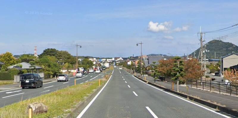日本山口县萩市74岁老翁载69岁太太出门,逆向行驶撞车导致双亡。图为山口县萩市川岛地区国道262号。(图撷自Google街景) 日本山口县萩市74岁老翁载69岁太太出门,逆向行驶撞车导致双亡。图为山口县萩市川岛地区国道262号。(图撷自Google街景)