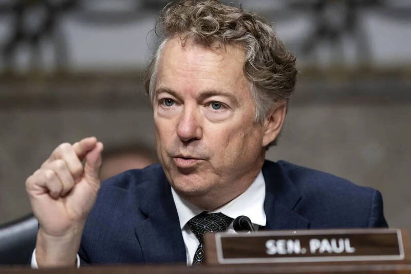 不满共和党籍参议员保罗(图)反战提案,川普痛骂他是「令人讨厌的小家伙」。(美联社档案照) 不满共和党籍参议员保罗(图)反战提案,川普痛骂他是「令人讨厌的小家伙」。(美联社档案照)
