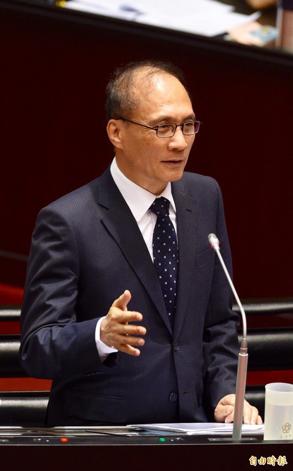 行政院长林全今日表示,尖峰时刻用电应该是鼓励大家去公共场所,这样家里的电才能少用一点。(资料照,记者罗沛德摄) 行政院长林全今日表示,尖峰时刻用电应该是鼓励大家去公共场所,这样家里的电才能少用一点。(资料照,记者罗沛德摄)