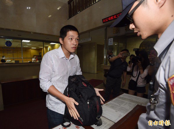陈为廷今出庭,法警检查他的背包。(记者罗沛德摄) 陈为廷今出庭,法警检查他的背包。(记者罗沛德摄)