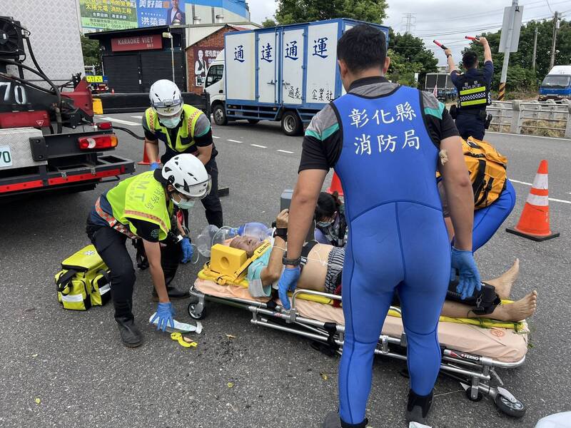 彰化市惊传夫救妻双双溺水意外,消防员紧急出动救援。(民众提供) 彰化市惊传夫救妻双双溺水意外,消防员紧急出动救援。(民众提供)