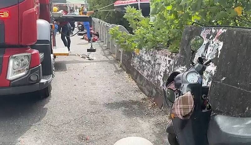 彰化市环河街传出妻意外跌落排水,丈夫跳下去救人双双溺水意外,消防出动救援。(民众提供) 彰化市环河街传出妻意外跌落排水,丈夫跳下去救人双双溺水意外,消防出动救援。(民众提供)
