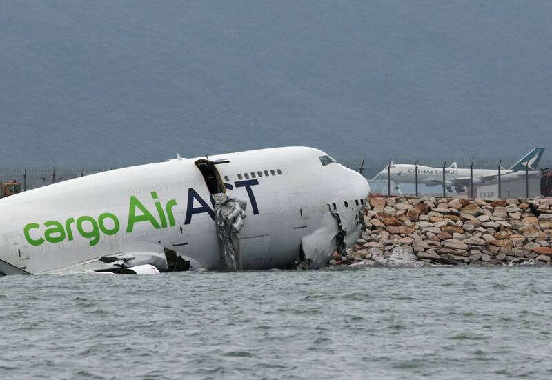 香港国际机场今凌晨4点左右发生「阿联酋航空」货机冲出跑道坠海的重大事故,造成2人死亡。事后香港机场管理局提到,夜间天气良好,且跑道适合运作,目前正在调查事发原因。(路透) 香港国际机场今凌晨4点左右发生「阿联酋航空」货机冲出跑道坠海的重大事故,造成2人死亡。事后香港机场管理局提到,夜间天气良好,且跑道适合运作,目前正在调查事发原因。(路透)