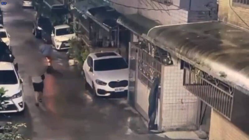 警方调阅监视器,锁定肇事者行踪。(记者吴升儒翻摄) 警方调阅监视器,锁定肇事者行踪。(记者吴升儒翻摄)