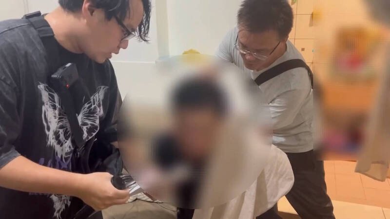 警方持搜索票逮捕肇事逃逸的宾姓男子。(记者吴升儒翻摄) 警方持搜索票逮捕肇事逃逸的宾姓男子。(记者吴升儒翻摄)