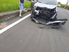 苑里新复隧道口两车碰撞 女子受伤送医