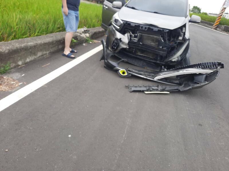 苑里新复隧道口两车碰撞,1车受损严重。(民众提供) 苑里新复隧道口两车碰撞,1车受损严重。(民众提供)